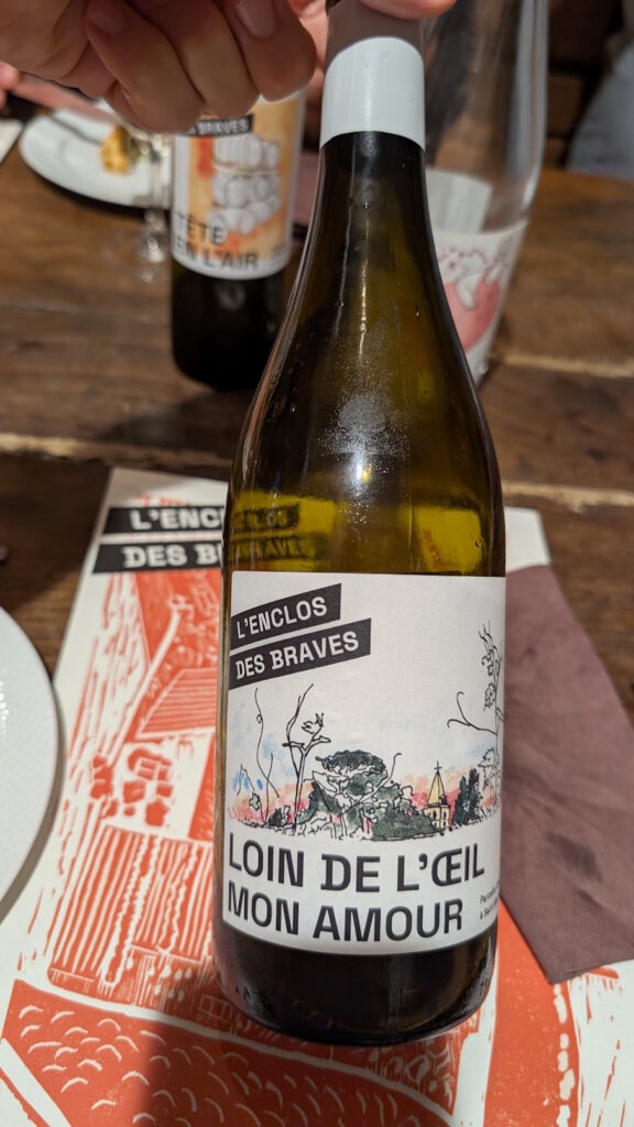 3a- Loin de l'œil mon amour (2025) - L'Enclos des Braves