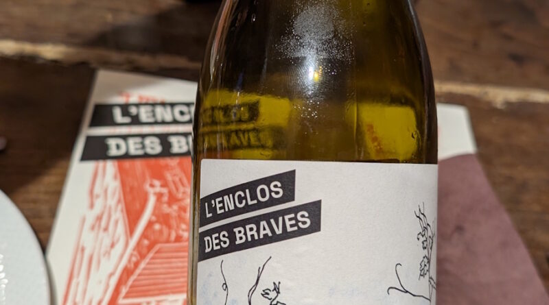 3a- Loin de l'œil mon amour (2025) - L'Enclos des Braves